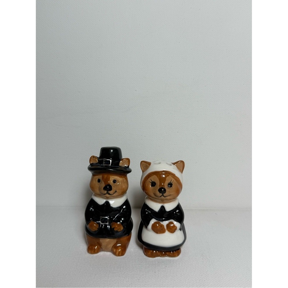 Cracker Barrel Pilgrim Squirrel Couple Mini Salt & Pepper Shakers Ceramic NWT